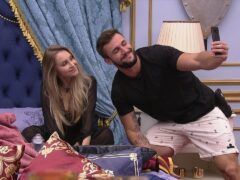 BBB21: Carla Diaz e Arthur tem noite picante embaixo do edredom