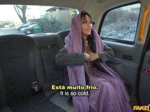 Asiática peituda dando atenção especial ao paciente excitado