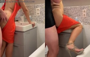 Colega de quarto indesejada tomando varada no banheiro