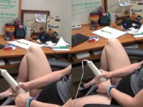 Morena gostosa dando de quatro no escritório enquanto o amigo velho mete forte