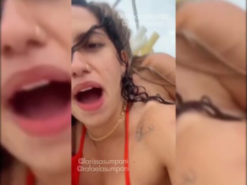 Morena gostosa e loirinha fogosa se pegando na lancha