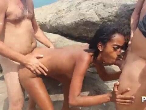 Morena rabuda cavalgando forte no pau grosso na praia até gozar