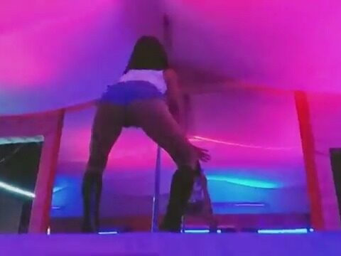 Morena rabuda fritando na barra com o shortinho subindo