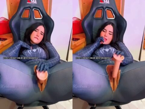 Morena rabuda pelada fodendo a xana com dildo pack