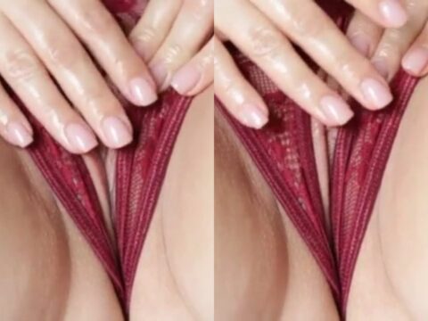 Morena safada melando a calcinha com siririca gostosa na cama