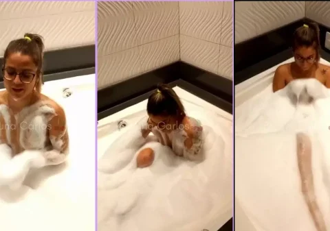Mulher muito gostosa tomando banho de banheira