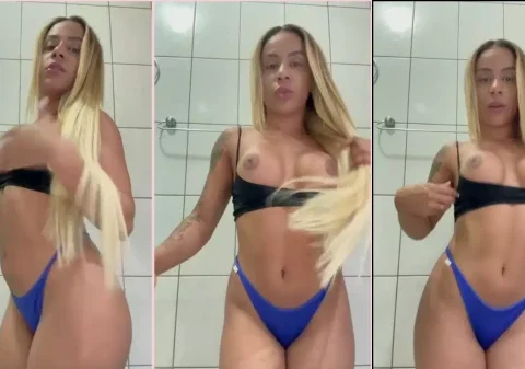 Ninfeta loira mostrando as tetas e a calcinha no banheiro