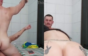 Novinha apertada gemendo alto enquanto é comida com força e leva gozada dentro