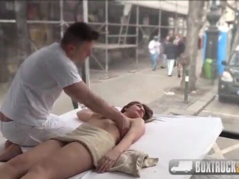 Novinha fogosa gemendo alto enquanto faz sexo após massagem intensa