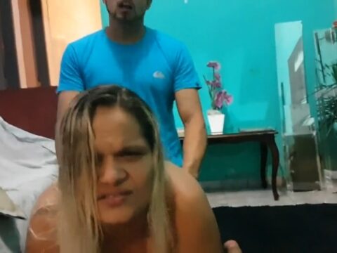 Novinhos fudendo forte no quarto com gemidos altos e gozada quente