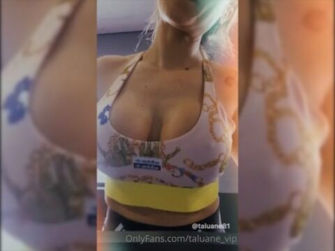 Peituda balançando os seios na esteira da academia e se molhando de tesão