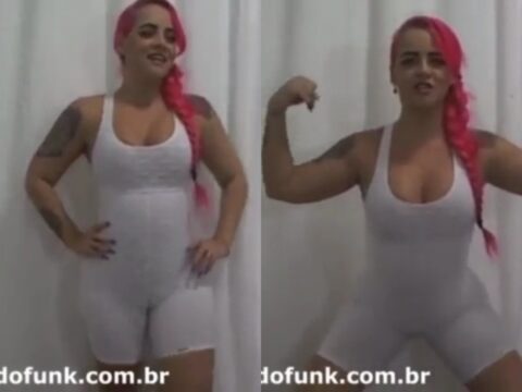 Pelada em casa mostrando a raba linda e sensual