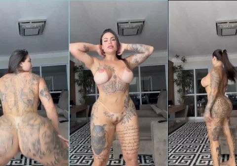 Putinha tatuada de São paulo exibindo o seu corpão nu