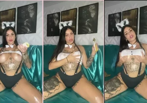 Putinha tatuada exibindo o seu corpão esbelto para a câmera