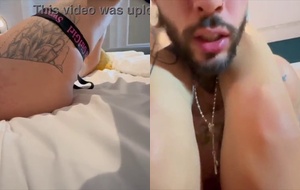 Ruivinha tatuada empinando o rabo e gemendo alto enquanto é comida pelo amigo da esposa
