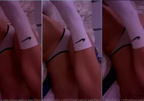 Safada deitada na cama só de calcinha e sensualizando