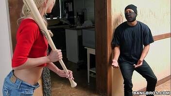 Safada fazendo sexo com o bandido que invadiu a sua casa
