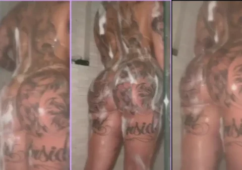 Safada filmando o seu corpão tatuado no banho