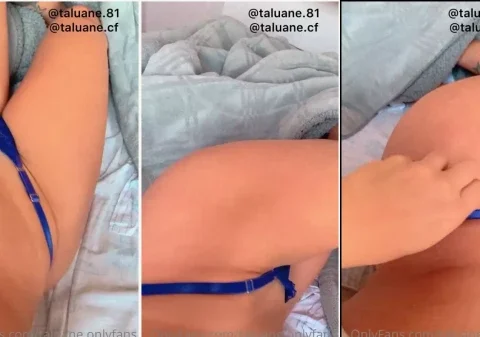Safada se exibindo com uma calcinha azul para provocar