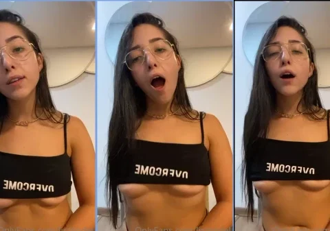 Safada tocando uma siririca molhadinha e ficando toda gozada