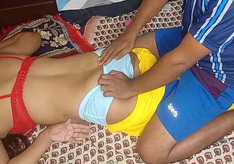 Safado massageando a raba da sua mulher atrás de sexo