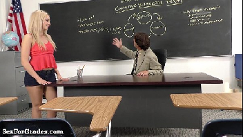 Aluna safadinha indo provocar o professor para ganhar nota e passar de ano