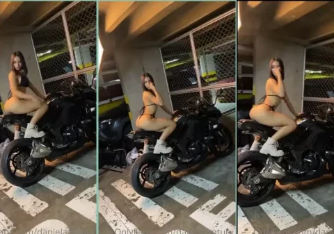Colombiana gostosa exibindo o seu corpão sensual em cima da moto