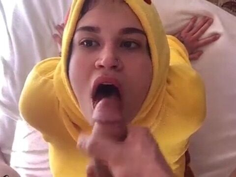 Garota safada fantasiada de pokémon sentando forte no pau grosso