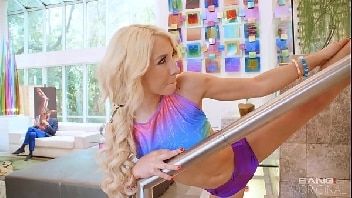 Loirinha flexível dando uma trepada gostosinha
