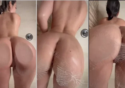 Morena safada mostrando sua bunda deliciosa durante o banho