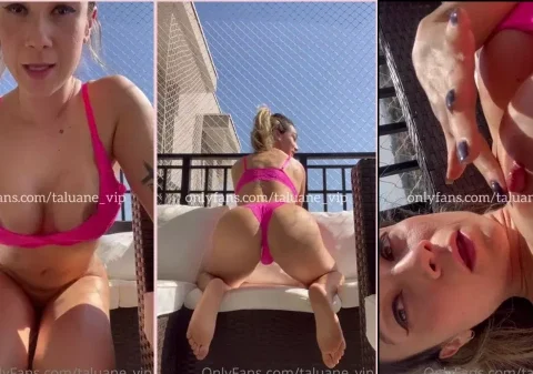 Mulher safada dando um banho de sol na buceta e nos peitos