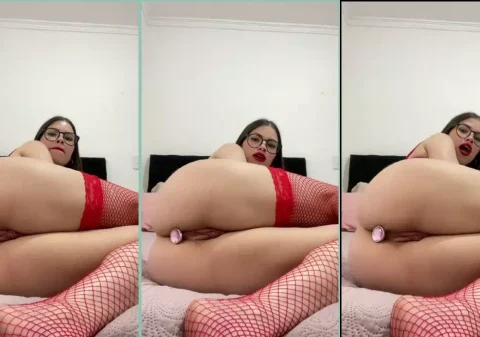 Brasileirinha safada exibindo o plug enfiando no seu cuzinho gostoso