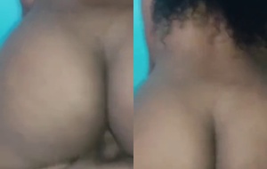 Coroa deliciosa empinando o rabo e gemendo alto enquanto é comida por trás pelo amante