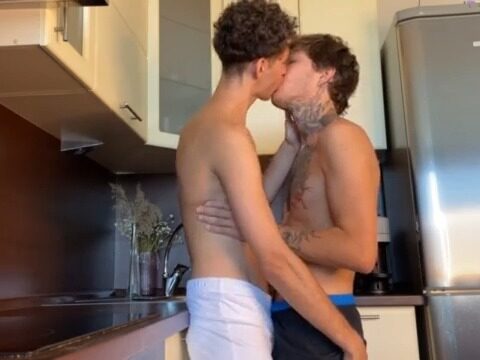 Dois machos se pegando com força na cozinha até gozar