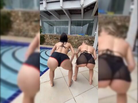 Duas safadas de SP rebolando na piscina e mostrando o corpinho de biquíni