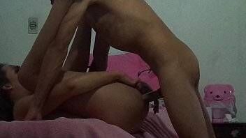Filme de sexo delicioso com um magrinho do pau grande empurrando sem dó na safada
