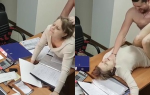 Funcionária fogosa sendo comida durante o intervalo do almoço no escritório