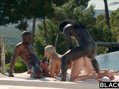 Loira cavalgando dois paus na beirada da piscina até gozar