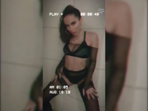 Morena tesuda provocando com lingerie preta e olhar safado