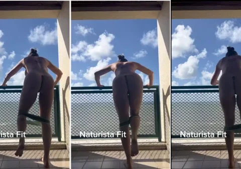 Mulher bem gostosa na sacada do hotel se exercitando nua