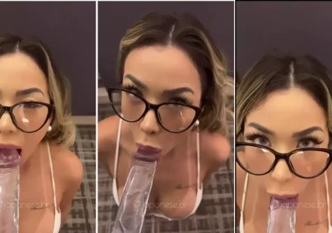 Safada pagando um boquete no consolo grande