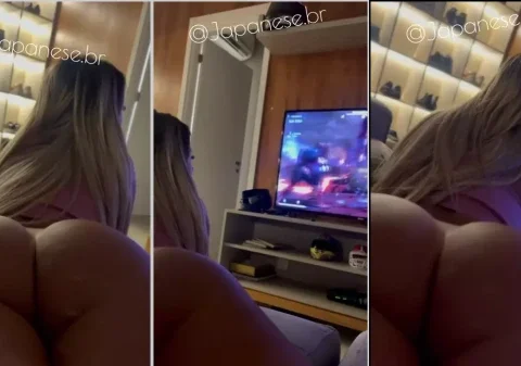Safada sem calcinha provocando o seu namorado enquanto ele filma a raba dela