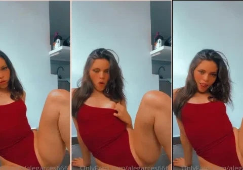 Safada só de body mostrando sua buceta gostosa engolindo a roupa