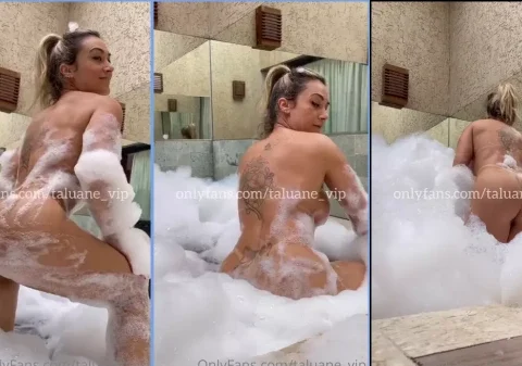 Safadinha mostrando o seu corpinho esbelto dentro e uma banheira de espumas