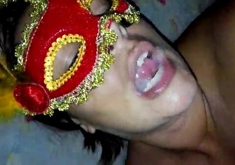 Amadora tomando o esperma do homem que ela conhece no bloco de carnaval