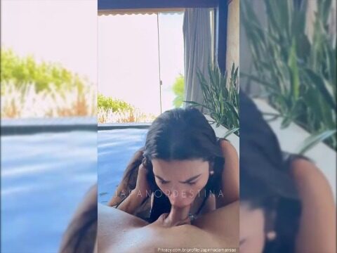 Baiana fogosa chupando com vontade até engolir toda a porra
