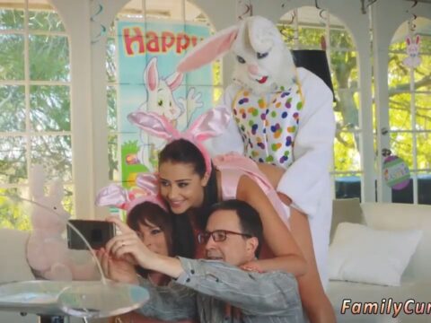 Coelhinho safado fudendo as danadinhas no sofá com força
