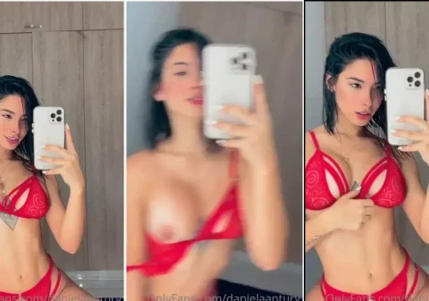 Colombiana muito gatinha só de lingerie em frente ao espelho