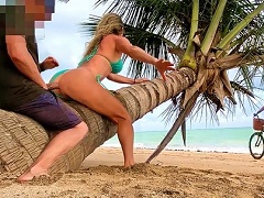 Comendo a bucetinha da cunhada quarentona na praia