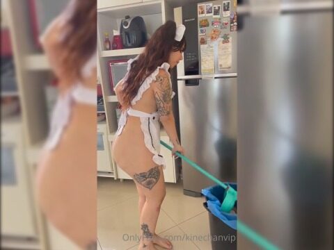 Gostosa alagoana limpando a casa e mostrando a buceta peluda